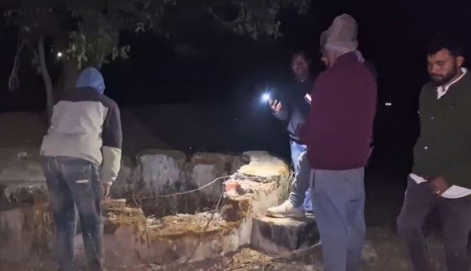 कुएं में चापानल की मरम्मत बनी मौत का जाल! ढलाई की छत गिरी, एक कारीगर की मौत, तीन घायल