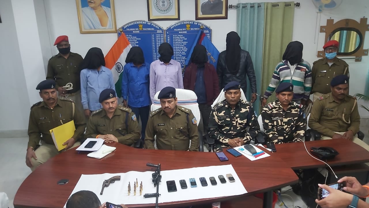 BREAKING : JJMP के कुख्यात एरिया कमांडर अरविंद राम समेत छह नक्सली गिरफ्तार, कई सामान भी बरामद