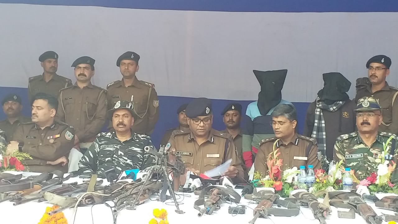BREAKING :  5-5 लाख के दो इनामी नक्सली गिरफ्तार, भारी मात्रा में हथियार और विस्फोटक बरामद