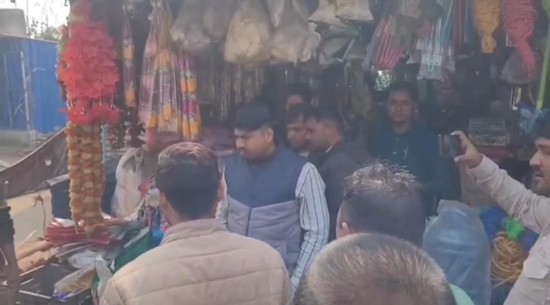 धनबाद: प्रतिबंधित प्लास्टिक अभियान के खिलाफ फूटा दुकानदारों का गुस्सा, निगम के अधिकारियों के साथ हुई खूब नोकझोंक