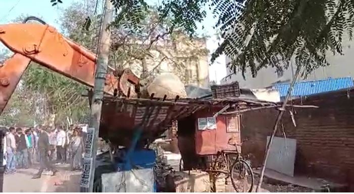 देवघर में फुटपाथ दुकानों पर चला बुलडोजर, दुकानदारों में निगम के खिलाफ रोष