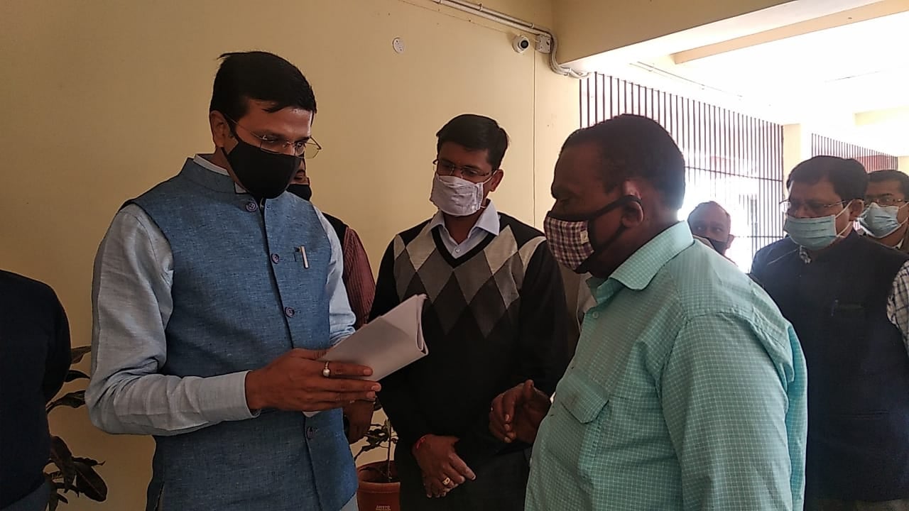 प्रखंड सह अंचल कार्यालय का डीसी ने किया निरीक्षण, शिकायतों का त्वरित समाधान करने का दिया निर्देश