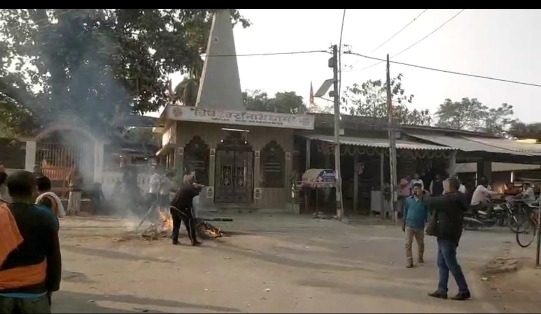 आखिर ऐसा क्या हुआ कि बिहार में बीच सड़क मंदिर के सामने करना पड़ा महिला का अंतिम संस्कार, जानिए पूरा मामला