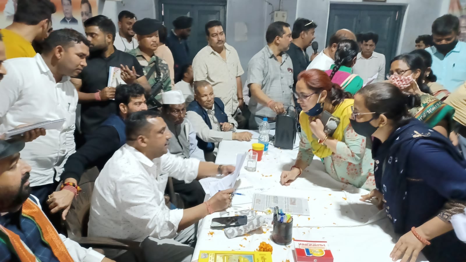 झामुमो सरकार की नीतियों से कांग्रेस को जनाधार खिसकने का हुआ भय, मंत्री बन्ना गुप्ता ने लगाया जनता दरबार तो भाषा विवाद को लेकर डॉ अजय ने की प्रेसवार्ता