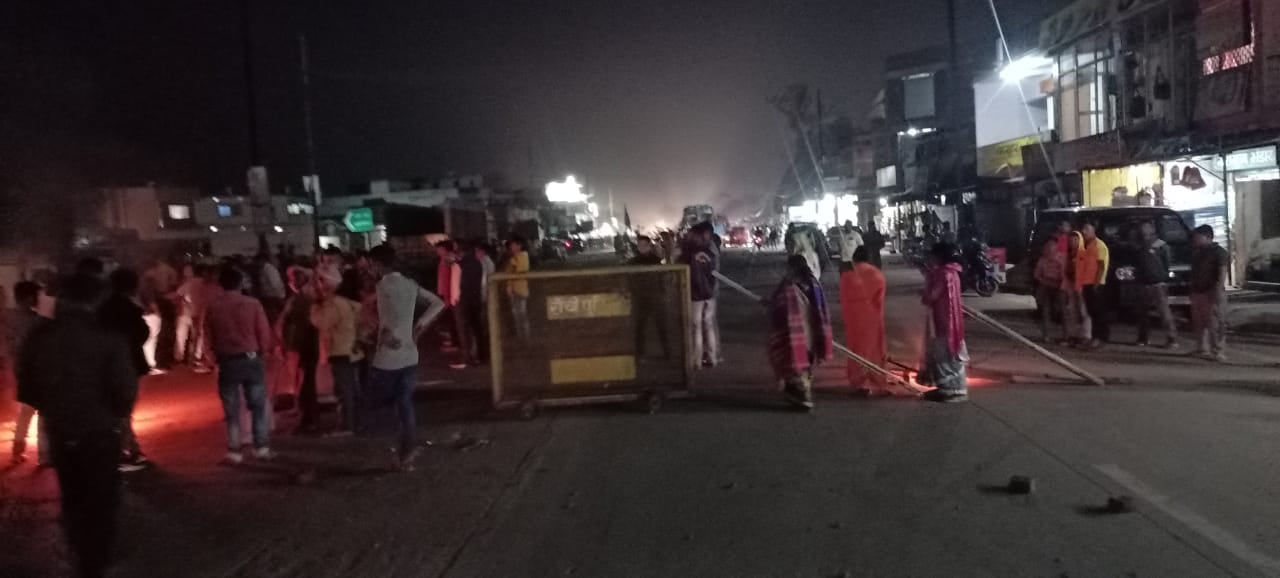 नगड़ी में महिला से दुष्कर्म, थाना के जवान पर लगा आरोप,ग्रामीणों ने किया सड़क जाम