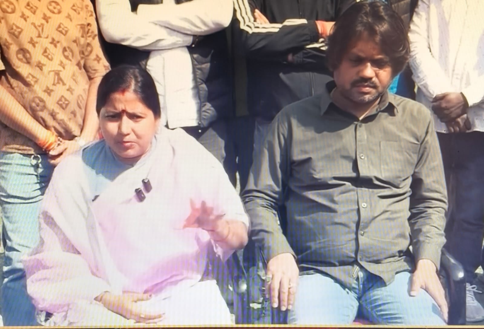 सिंह मैंशन में बमबाजी : विधायक रागिनी सिंह और पूर्व विधायक संजीव सिंह ने घटना को लेकर क्या बताया, पढ़िए