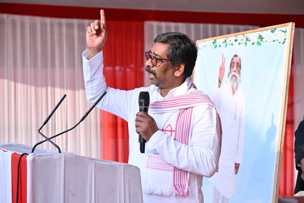 शहीद स्थल से मंईयां का नाम लेकर हेमंत का भाजपा पर वार! कहा -2500 के बाद अब 15 लाख भी दे रही अबुआ सरकार