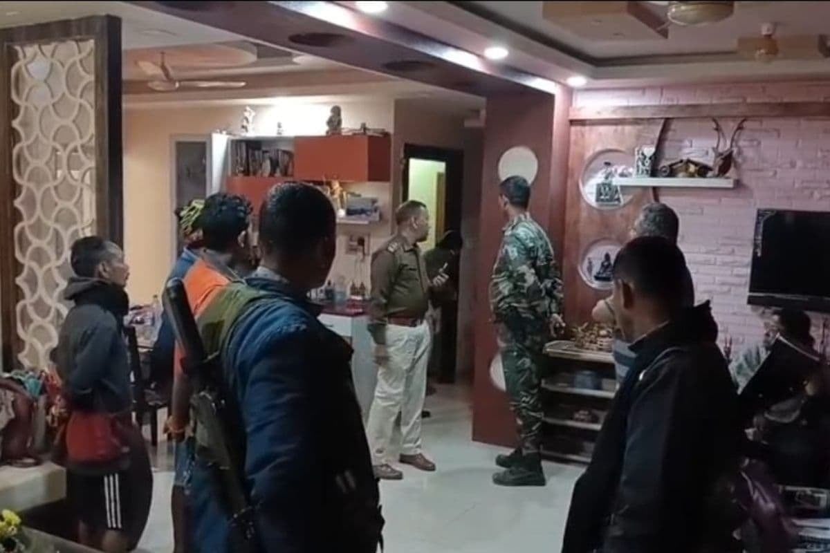 धनबाद में व्यवसायी ने फांसी लगाकर दी जान, पत्नी ने शव को छूने से किया इंकार