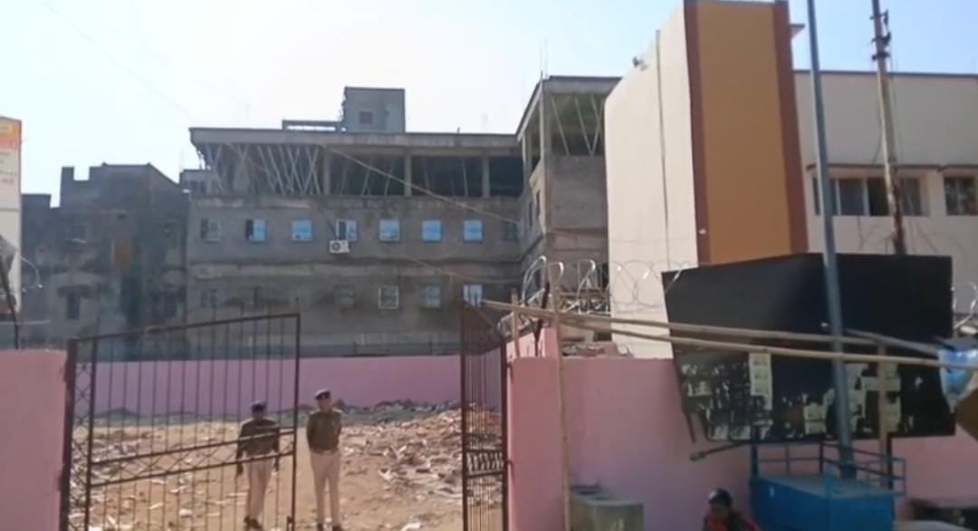 धनबाद के सदर अस्पताल रास्ता विवाद ने लिया उग्र रूप, अधिवक्ताओं पर पत्थरबाजी का आरोप