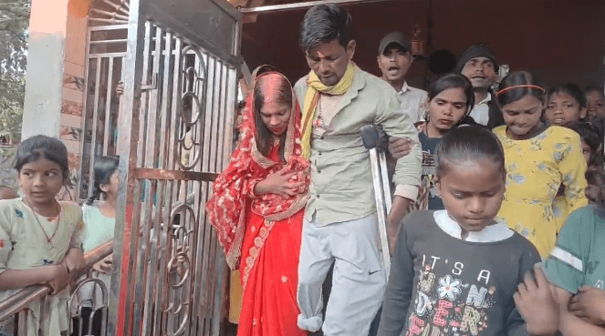 A road accident claimed their legs, yet their love remained unshaken. A Shiva temple witnessed a unique love story | सड़क हादसे ने छिन ली थी पैर, फिर भी नहीं डगमगाया प्यार, शिव मंदिर बना अनोखी प्रेम कहानी का गवाह