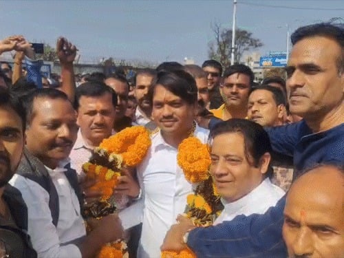 Big Update :भाजपा के पूर्व विधायक संजीव सिंह रहेंगे चुनावी मैदान में,केवल नीलम मिश्रा ने लिया नाम वापस!