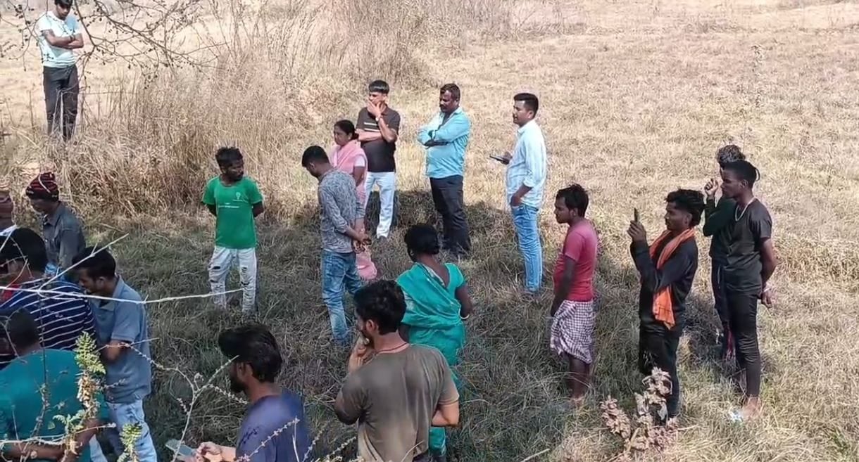 Married woman's body found hanging from a tree in Dhanbad's Barwada; police investigating ।धनबाद के बरवाअड्डा में पेड़ से लटकता मिला विवाहित महिला का शव, जांच में जुटी पुलिस