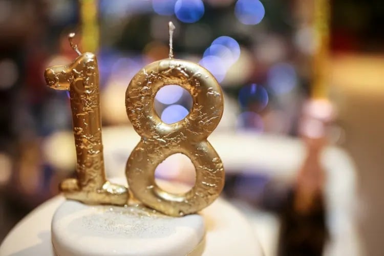 18वां बर्थडे नहीं हुआ धूमधाम से सेलिब्रेट, तो नाराज़गी में घर छोड़कर निकली 18 वर्षीय युवती, फिर हुआ कुछ ऐसा....