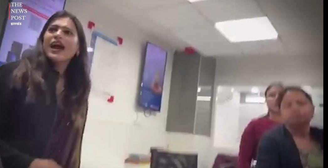 I am a Thakur... I am a Thakur! This female HDFC Bank employee flew into a rage over a trivial matter; see what happened next. । ठाकुर हूं मैं.. ठाकुर हूं..! छोटी सी बात पर गुस्से से तमतमा उठी HDFC बैंक की ये महिला कर्मचारी, देखें आगे क्या हुआ