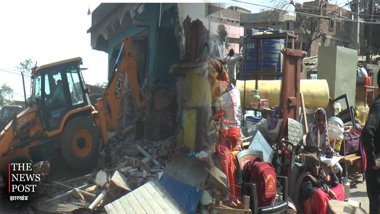Bulldozers run on encroachments, dream abode razed to the ground in a matter of minutes।रांची: अतिक्रमण पर चला बुलडोजर, मिनट भर में जमींदोज हो गया सपनों का आशियाना
