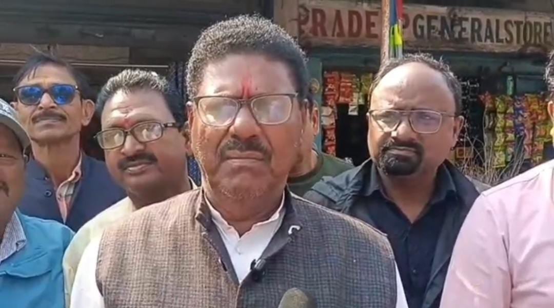 Workers' anger erupted in protest against the Labor Code, they blocked roads in Bastakola, Dhanbad. Read what their demands are। लेबर कोड के विरोध में फूटा मजदूरों का गुस्सा, धनबाद के बस्ताकोला में किया चक्का जाम, पढ़े क्या है मांग