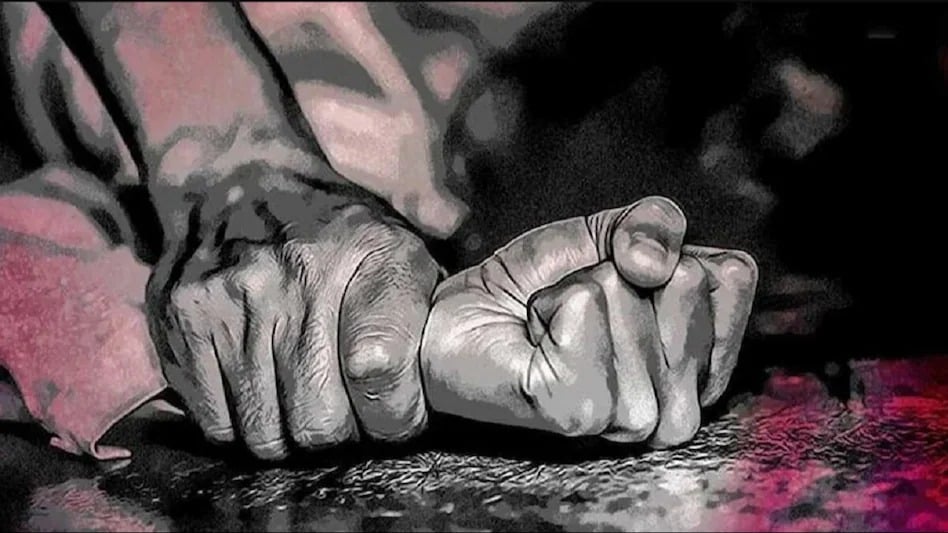 Daughter sends nude photos of her mother and aunt to her boyfriend! her boyfriend makes this demand |बेटी ने माँ और मौसी का न्यूड फोटो, बॉयफ्रेंड को किया सेंड! प्रेमी ने कर दी ऐसी डिमांड