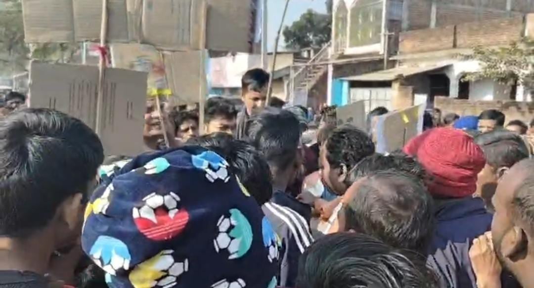 goes missing in Giridih; angry family members block the road।गिरिडीह में 12 वर्षीय बालक रहस्यमय तरीके से लापता, आक्रोषित परिजनों ने किया सड़क जाम