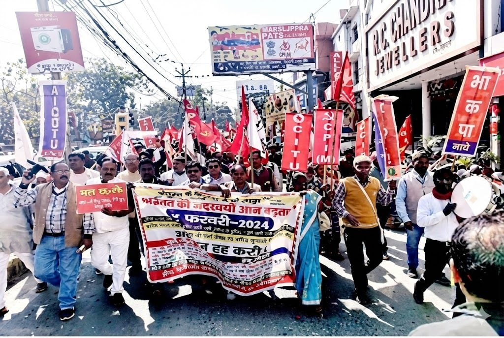 The nationwide strike also affected the capital, with Albert Ekka Chowk jammed for several hours | राजधानी में भी दिखा देशव्यापी हड़ताल का असर, अल्बर्ट एक्का चौक कई घंटों तक रहा जाम