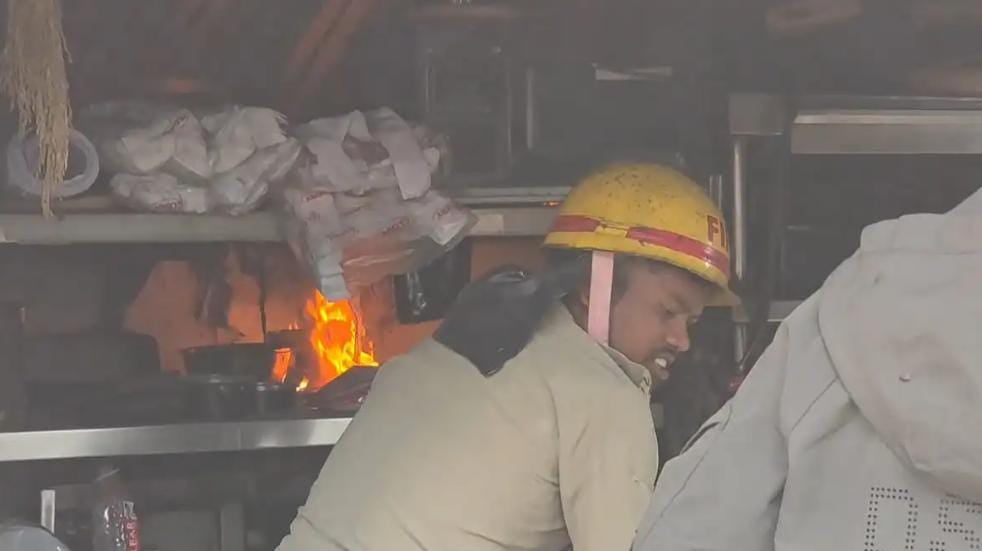 BREAKING: A massive fire broke out at a famous restaurant in Jamshedpur, burning goods worth lakhs to ashes। BREAKING:जमशेदपुर के इस प्रसिद्ध रेस्टोरेंट में लगी भीषण आग,लाखों का सामान जलकर खाक