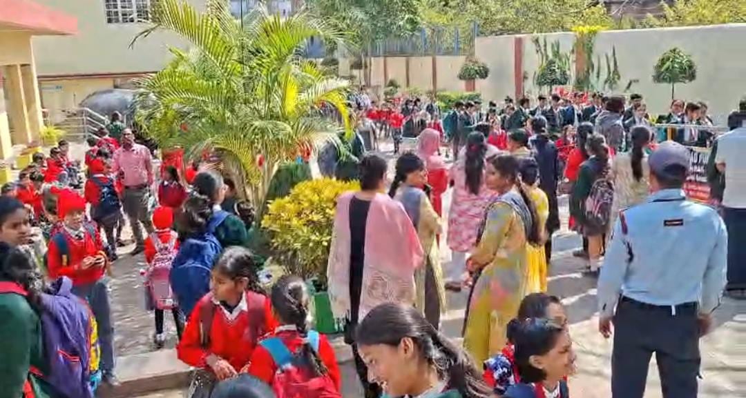 The syllabus has been changed before the Matriculation exam! Read what the Dhanbad students are alleging । मैट्रिक परीक्षा से पहले ही बदल गया सिलेबस ! पढ़े क्या है धनबाद के छात्रों का आरोप