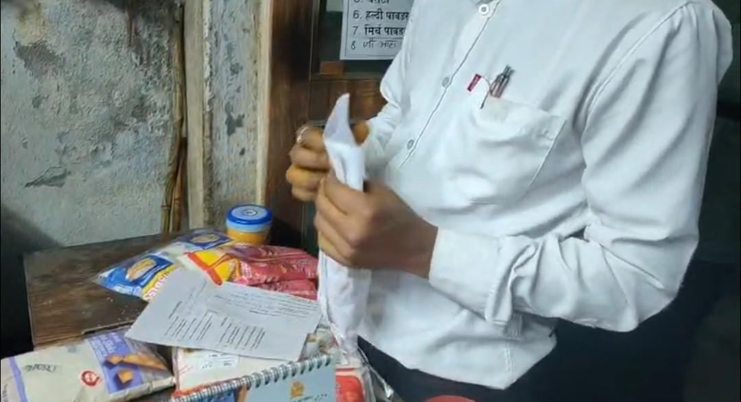 The Food Safety Department has taken action against two flour mills operating in Giridih, and samples have been sent to Ranchi। गिरिडीह में संचालित दो आटा चक्की मिलो पर गिरी खाद्य सुरक्षा विभाग की गाज, रांची भेजा गया सैंपल
