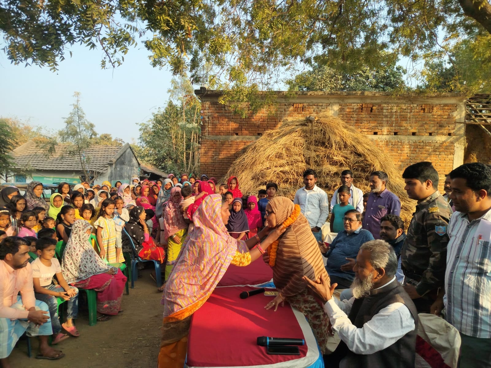 Pakur MLA Nisat Alam visited Isakpur and gave this gift to the villagers। पाकुड़ विधायक निसात आलम ने की इसकपुर का दौरा, ग्रामीणों को दी ये सौगात
