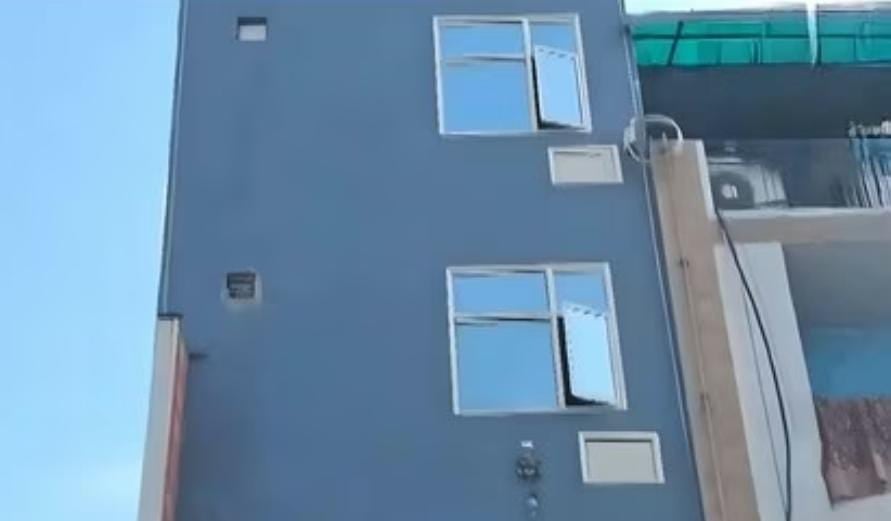A fight with her boyfriend, followed by a commotion at the window. What the girl did afterward will leave you stunned । बॉयफ्रेंड से झगड़ा फिर खिड़की पर हंगामा, उसके बाद लड़की ने जो किया सुनकर पैरों तले खिसक जाएगी जमीन