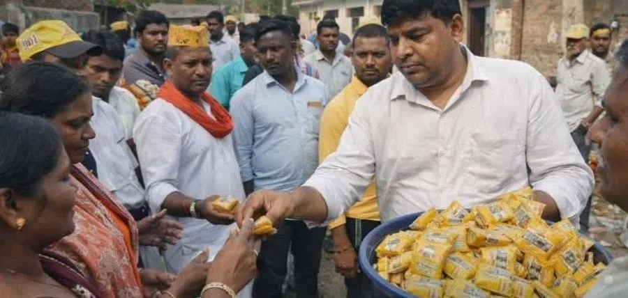 Trying to woo votes with biscuits? FIR filed against presidential candidate, learn the full story |बिस्किट से वोट साधने की कोशिश? अध्यक्ष पद के उम्मीदवार पर हो गई FIR, जानिए पूरा मामला