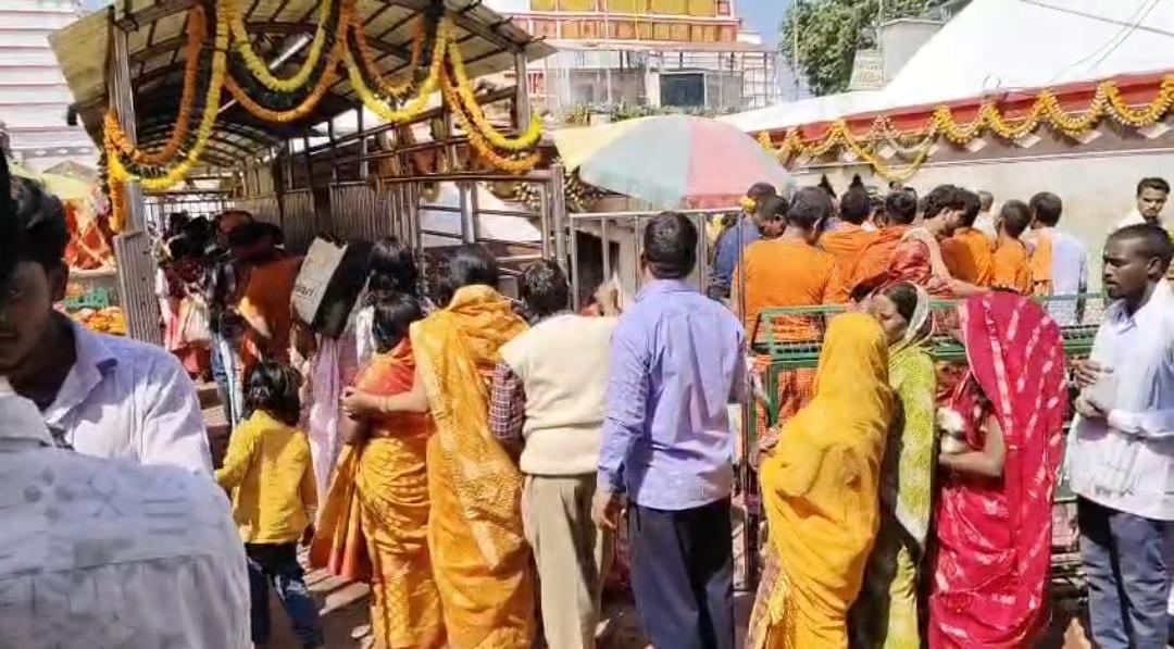 Devotees queue up to offer water at Basukinath Dham, the city resounds with chants of Har Har Mahadev.