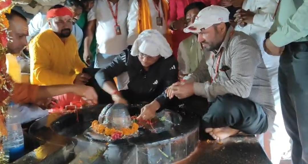 Excitement over Mahashivratri in Sahibganj, DC Hemant Satti also bowed his head in the court of Baba Motinatha ।साहिबगंज में महाशिवरात्रि को लेकर उत्साह, डीसी हेमंत सत्ती ने भी टेका बाबा मोतिनाथ के दरबार में माथा
