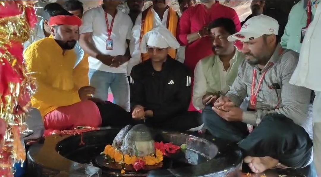 Crowds gathered at Motinath Dham on Maha Shivratri, DC Hemant Satti performed puja |महा शिवरात्रि पर मोतिनाथ धाम में उमड़ा जनसैलाब, डीसी हेमंत सत्ती ने की पूजा-अर्चना