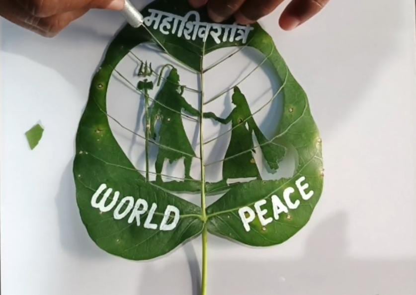 A stunning image of Shiva and Parvati carved on a peepal leaf, the artist from Munger conveys the message of 'world peace' ।पीपल के पत्ते पर उकेरी शिव-पार्वती की अद्भुत छवि, मुंगेर के कलाकार ने दिया ‘वर्ल्ड पीस’ का संदेश