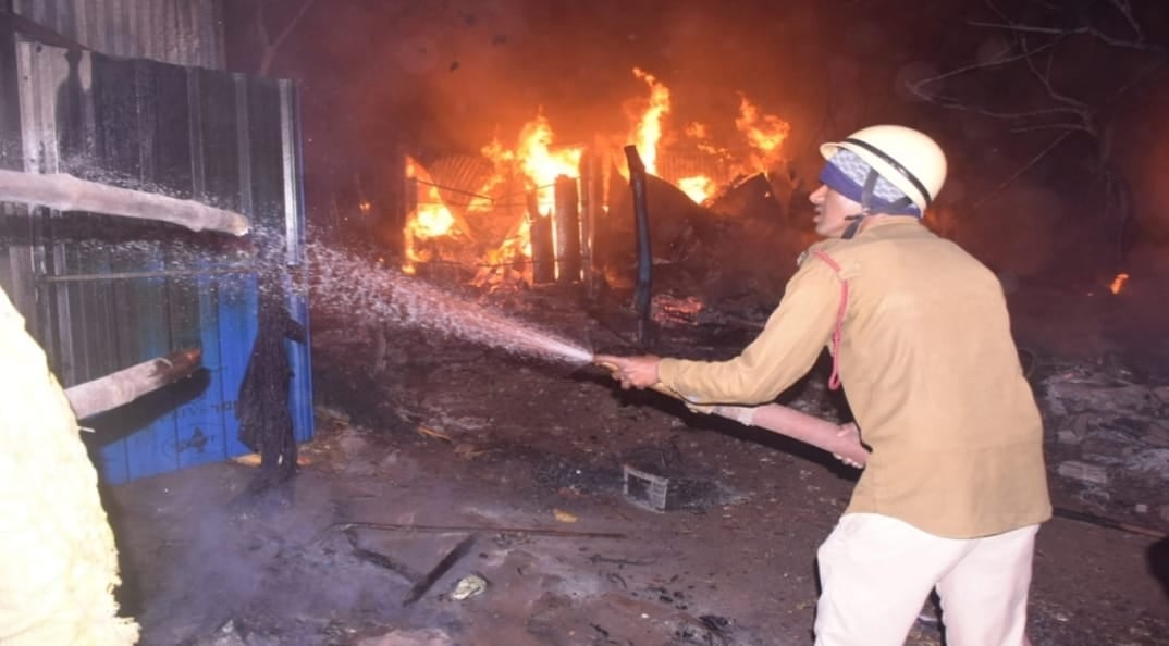 Agni Dev wreaked havoc in Dhanbad late last night, robbing shopkeepers of their livelihoods.