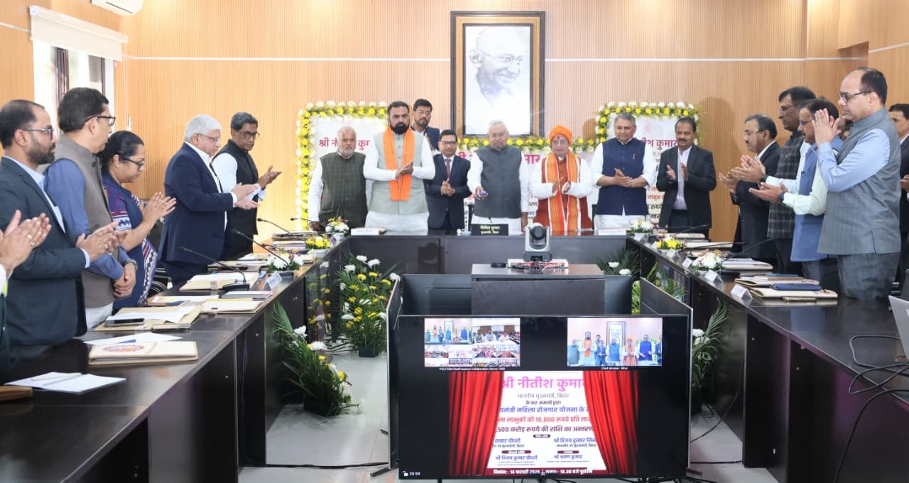 2.5 million women in Bihar became wealthy, Nitish government transferred ₹10,000 to each woman's account। बिहार की 25 लाख महिलाएं हुई मालामाल,नीतीश सरकार ने सबके खाता में ट्रांसफर किये 10 हजार रुपये