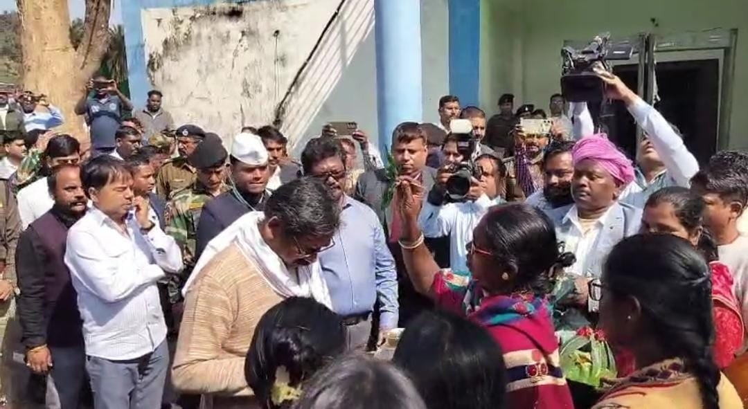 CM Hemant Soren reached his ancestral village Nemra and held an important meeting with the villagers regarding the selection of Pahan |पैतृक गांव नेमरा पहुंचे CM हेमंत सोरेन, पाहन चयन को लेकर ग्रामीणों संग की अहम बैठक