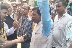 Election posters spark uproar in Jamtara market, heated argument between FST team and BJP workers |जामताड़ा बाजार में चुनावी पोस्टर पर बवाल, एफएसटी टीम और भाजपा कार्यकर्ताओं में हुई तीखी नोकझोंक