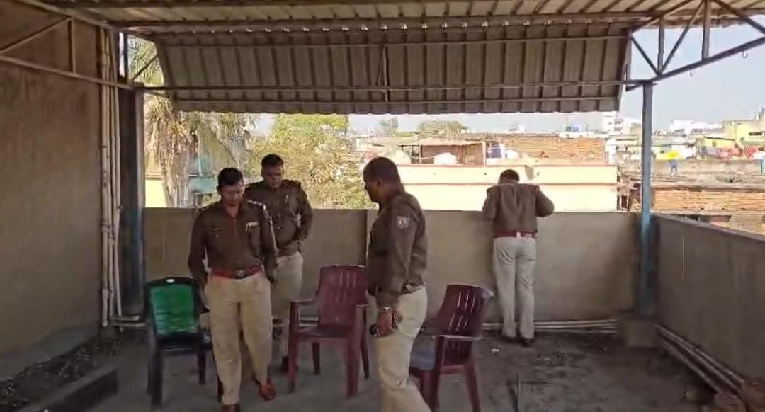 Dhanbad police seized the house of fugitive Prince Khan in Wasseypur, with tight security arrangements in place।धनबाद पुलिस ने की वासेपुर में भगोड़े प्रिंस खान के घर की कुर्की-जब्ती,सुरक्षा के कड़े इंतजाम