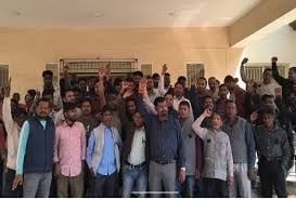 रांची DSPMU में नॉन-टीचिंग कर्मचारियों का प्रदर्शन, रिन्यूअल अवधि घटाने पर बवाल