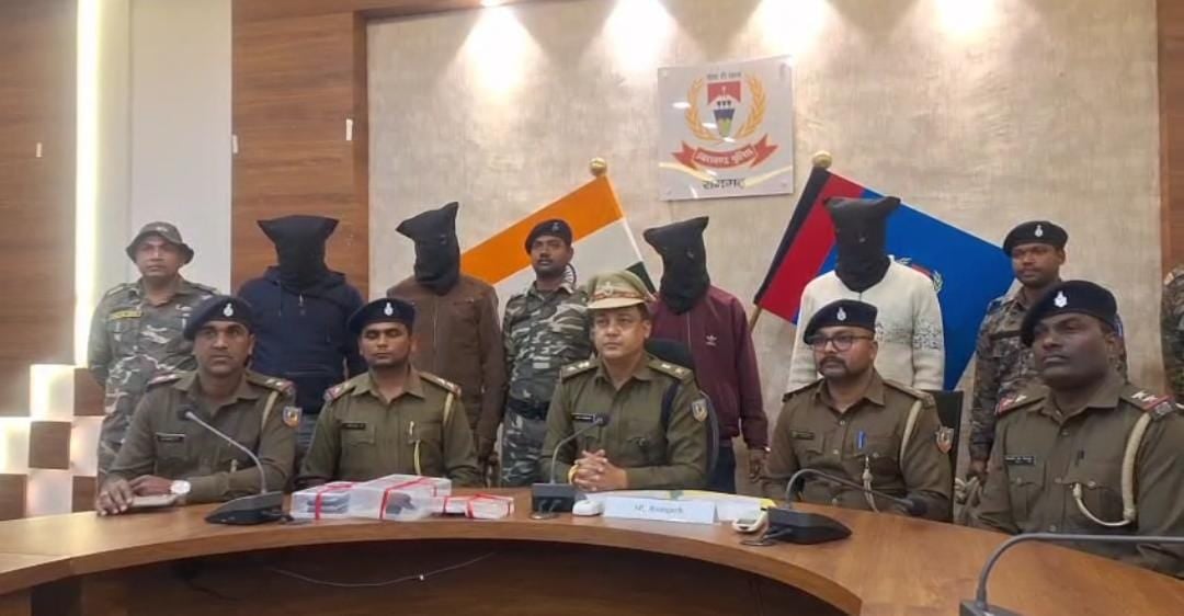 Jewellery robbery case solved in Ramgarh, four arrested with weapons and stolen jewellery |रामगढ़ में जेवर व्यवसायी लूट कांड का खुलासा, हथियार और लूटे गए आभूषण के साथ चार गिरफ्तार