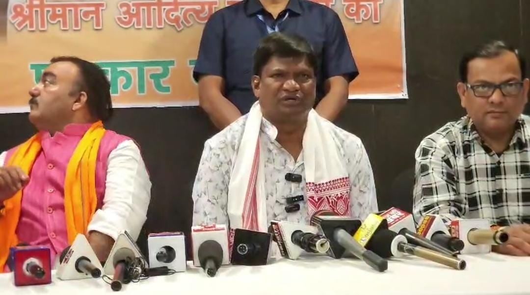 "We won't be fooled by the rainy season frog," MP Dhullu Mahto took a swipe at Sanjeev Singh |“बरसाती मेंढक के झांसे में नहीं आएंगे" सांसद ढुल्लु महतो ने संजीव सिंह पर जमकर साधा निशाना
