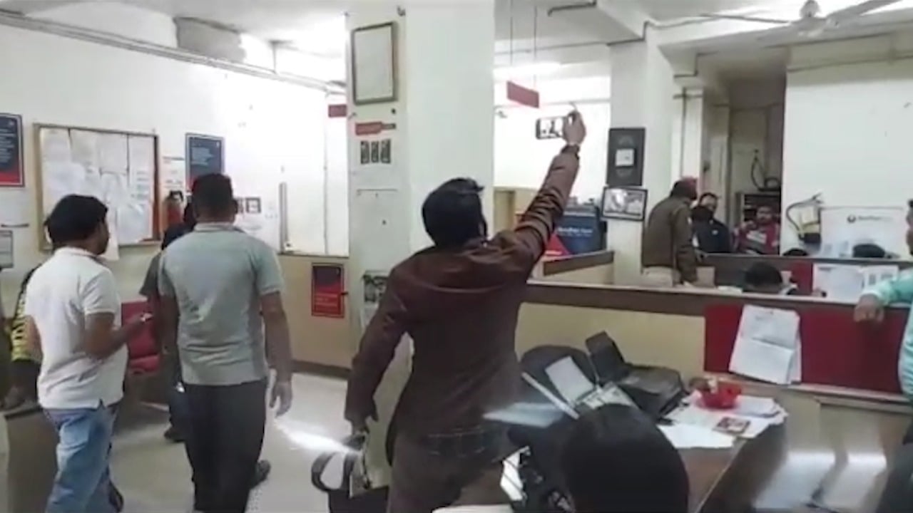 बंधक बैंक में 16 लाख की लूट,  सीसीटीवी का डीवीआर भी ले भागे अपराधी