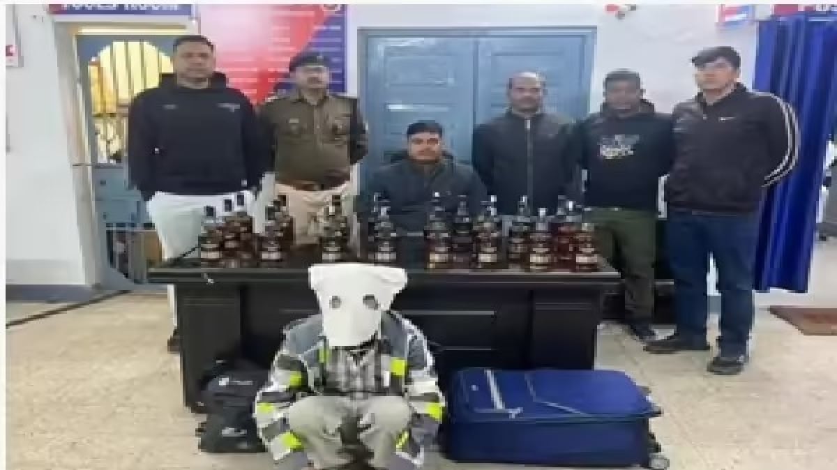 ऑपरेशन सतर्क में आरपीएफ की बड़ी कार्रवाई, हटिया स्टेशन से 103 बोतल शराब जब्त, तीन गिरफ्तार