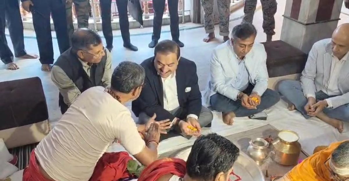 बड़ी खबर: देवघर के बाबा मंदिर पहुंचे उद्योगपति गौतम अडानी, शुरू की भोलेनाथ की पूजा अर्चना