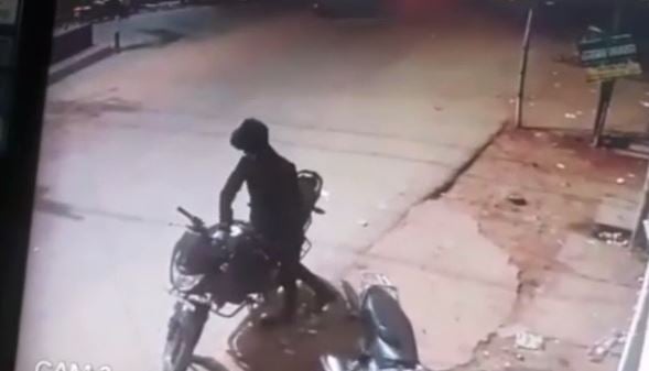लोहरदगा में बाइक की चोरी : CCTV में  कैद हुई चोरी की वारदात