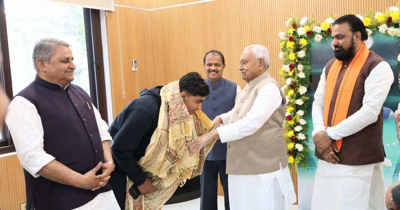 मुख्यमंत्री नीतीश कुमार ने क्रिकेटर वैभव सूर्यवंशी को किया सम्मानित,50 लाख रुपये का दिया चेक