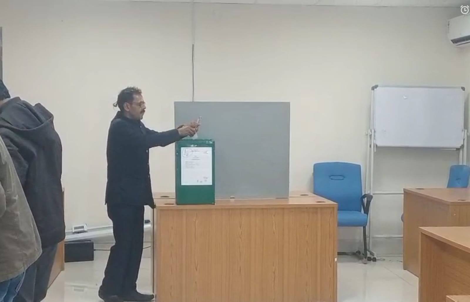 नगर निकाय चुनाव:: रांची में शुरू हुआ मतदान, बढ़ चढ़ कर लोग ले रहे हिस्सा