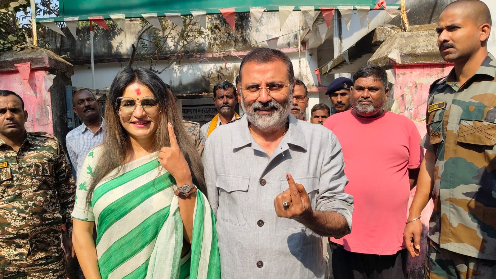 गोड्डा सांसद निशिकांत दुबे अपनी पत्नी संग किया मतदान, समर्थित के जीत का दावा