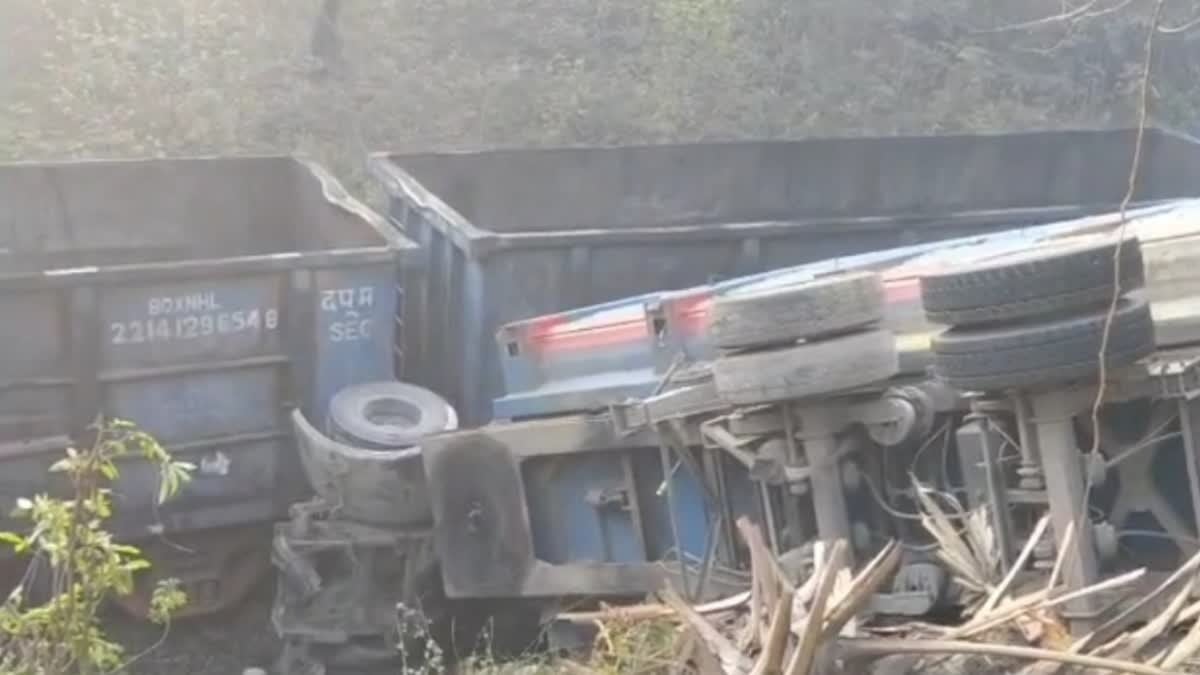 गोड्डा: सड़क की रेलिंग तोड़ते हुए 40 फीट नीचे रेल ट्रैक पर गिरा हाइवा, रेल परिचालन बाधित