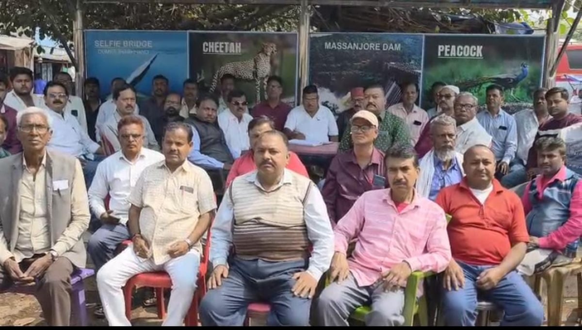 दुमका में विभिन्न संगठनों ने की गोलीकांड की निंदा, दिया 24 घंटे का अल्टीमेटम